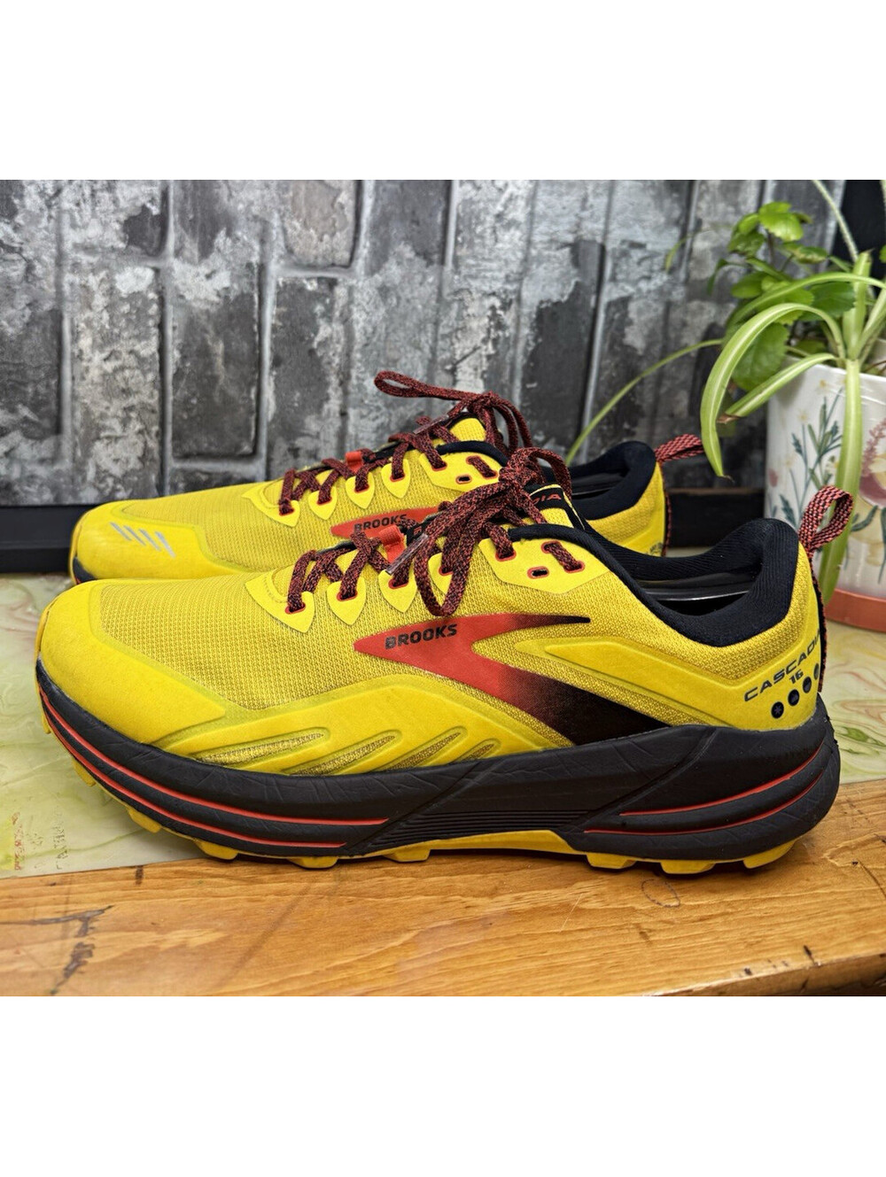 Brooks Cascadia 16 Men’s 11.5 Rare Yellow Red Black Trail Running Shoes
